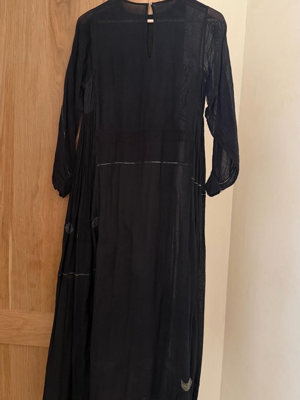 Elegant Black Long-Sleeve Midi Dress INJIRI - Picture 14 of 15
